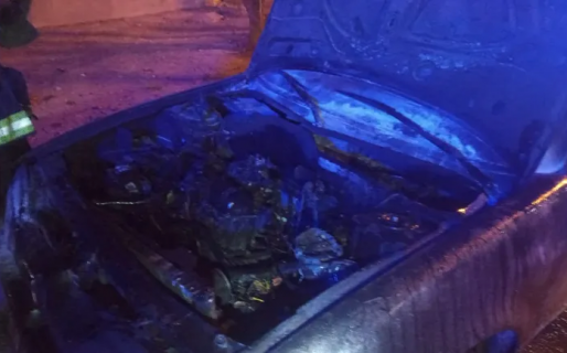 Conducía sin problemas por la ciudad y se incendió su vehículo de forma inesperada
