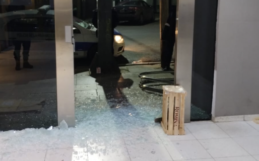 Rompieron los cristales de la puerta de un banco ubicado en pleno centro