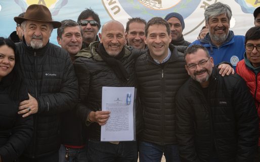 Luque entregó actas de terrenos a más familias de Comodoro