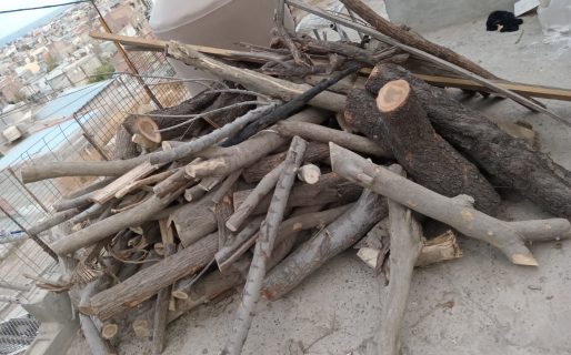 Entrega leña a los que más lo necesitan, se le rompió la motosierra y solicita colaboración mediante una rifa