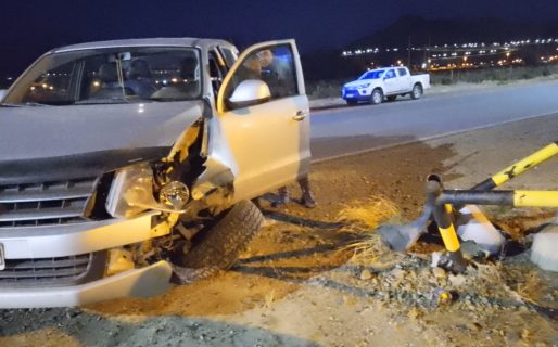 Borracho al volante chocó su camioneta contra un poste