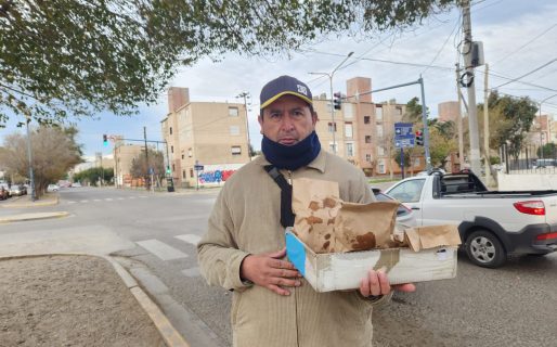 Todas las tardes sale a vender torta fritas y calzones rotos para poder comprar alimento para sus hijos