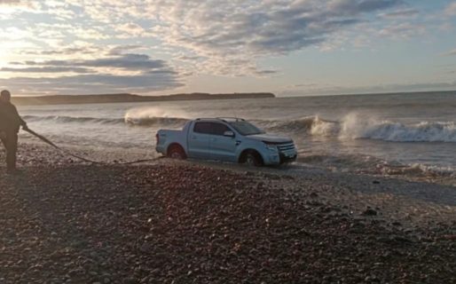Se le quedó encajada la camioneta y lo tuvieron que ir a rescatar