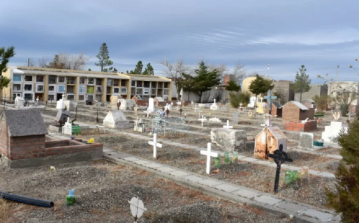 Encuentran un ataúd con el cuerpo de un bebé afuera del cementerio