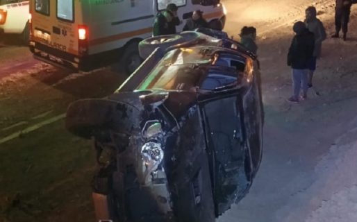 Un conductor volcó con su familia a bordo y tres niños resultaron con heridas