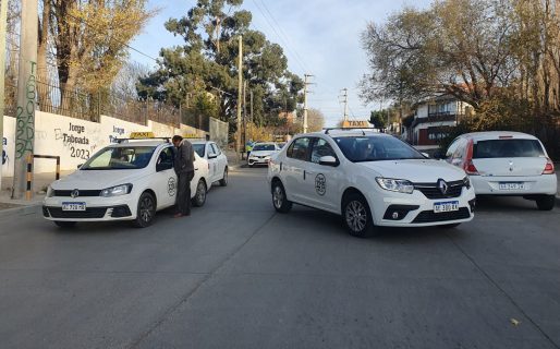 Taxistas solicitan que el Concejo “regule” y sancione a los «Uber ilegales»
