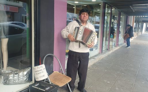 Un reconocido músico comodorense vende rifas para comprar un nuevo acordeón