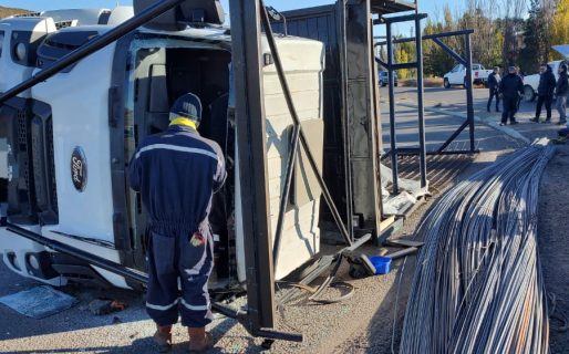 Volcó un camión en Ruta 3 y 26: el conductor y su acompañante fueron trasladados al Hospital
