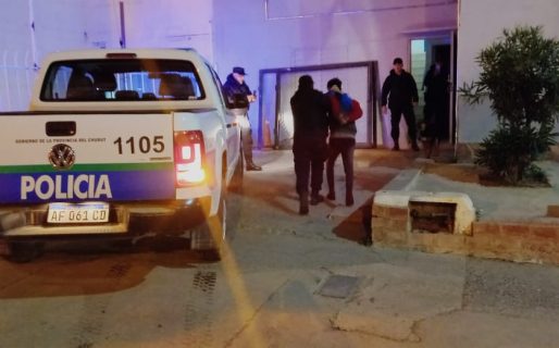 Joven violento es arrestado por pegarle a su pareja, a su madre y a su padrastro