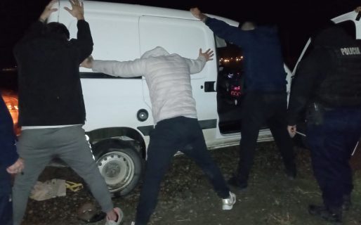 Tres hombres quedaron detenidos al intentar deshacerse de un arma y resistirse a la autoridad