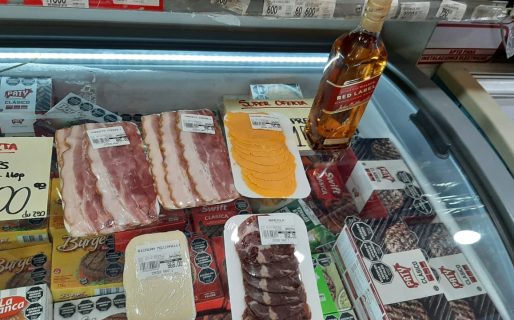 Un joven de 19 años intentó robar fiambre y un whisky