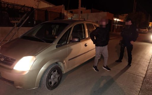 Manejaba borracho y se quedó dormido con el auto en marcha
