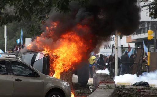 Continúan los incidentes en Jujuy: ingresaron a la Legislatura, provocaron incendios y destrozaron autos