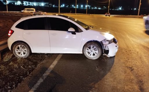 Por la calzada húmeda, despistó y chocó contra el guardarraíl