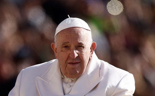 Internaron al Papa Francisco por una obstrucción intestinal