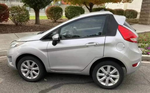 Cortó su auto por la mitad y ahora lo vende por un precio muy bajo