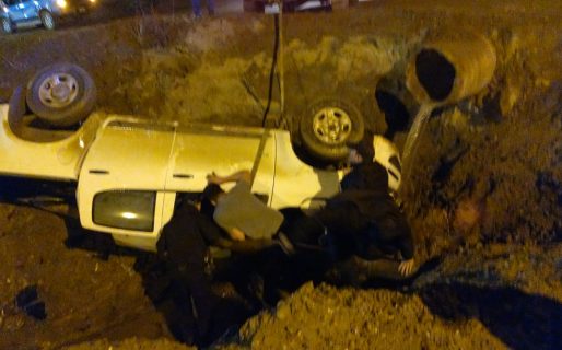 Dos personas salen ilesas tras volcar su camioneta en un canal en el B° Industrial