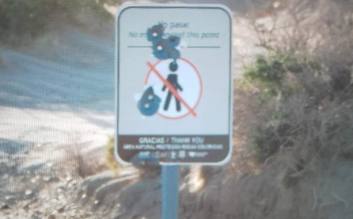 Practican puntería disparando a los carteles en Rocas Coloradas