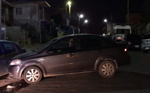 Conductor borracho chocó autos estacionados
