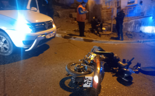 Colisionan una camioneta y una moto en Balcón del Paraíso