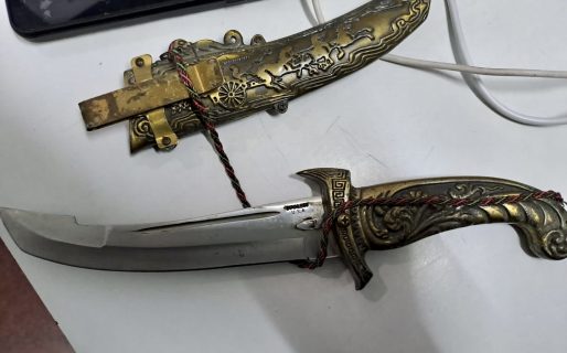 Viajaba en colectivo con una daga antigua y se la secuestraron