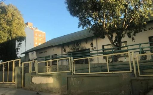 Padres de la escuela N°83 denuncian reiteradas suspensiones de clases por falta de porteros