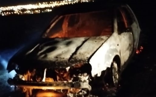 Pinchó una rueda, dejó el auto y se lo prendieron fuego