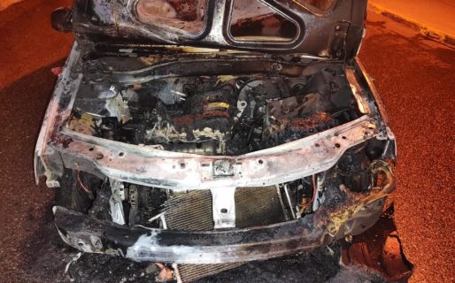 Se detuvo y se le prendió fuego el motor del auto en km. 3