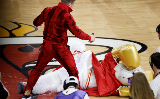 Conor McGregor agredió a una mascota de la NBA que terminó en el hospital