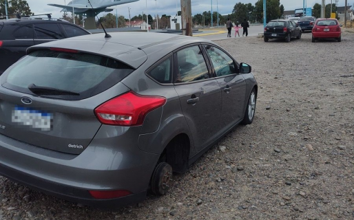 Un auto se encuentra sin una de sus cubiertas en la salida del Aeropuerto hace varios días