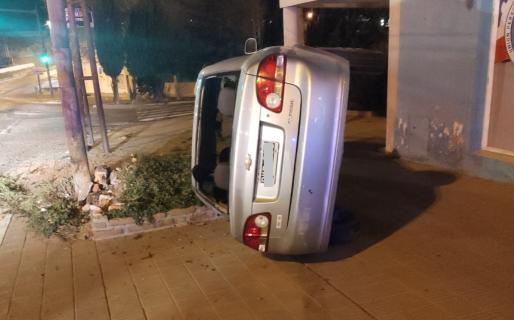 Iba conduciendo borracho y terminó volcando: la alcoholemía arrojó 2.18 g/L