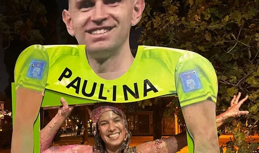 «A lo Dibu Martínez»: Una comodorense se recibió de diseñadora y festejó con un cartel viral