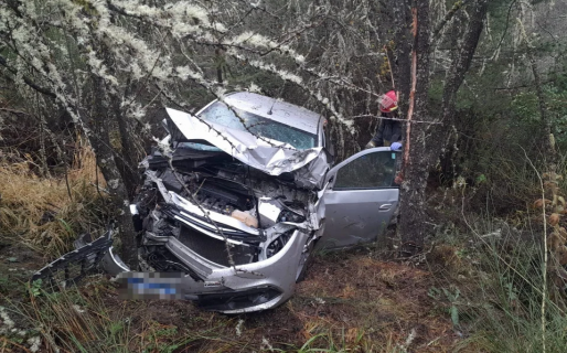 Fuerte accidente en la Ruta 40: un auto despistó y chocó contra una roca