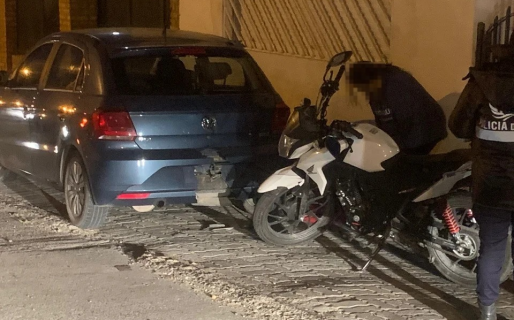 Un motociclista se estrelló contra un auto estacionado en el barrio Roca