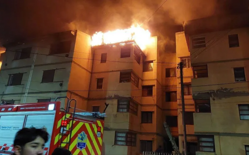 Al menos treinta familias fueron evacuadas por voraz incendio en un edificio