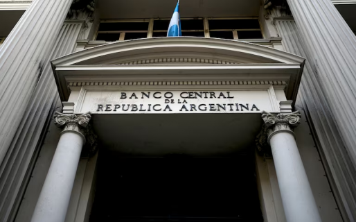 Analizan el posible impacto de una devaluación del yuan en las reservas del Banco Central