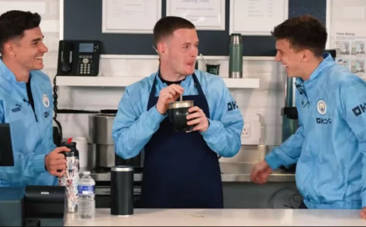 Julián Álvarez le enseñó a un compañero del City a preparar el mate, pero un detalle del termo se hizo viral