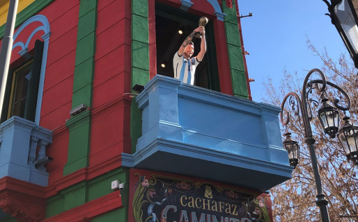 La nueva atracción turística en La Boca: un Messi a escala real levantando la Copa del Mundo