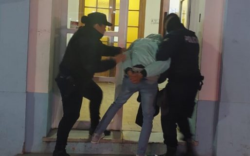 Peleaba en un pub, sacó una navaja y terminó detenido