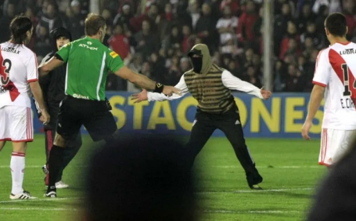 Qué fue de la vida de «Sub Zero», el barra de River que golpeó y apretó a los jugadores