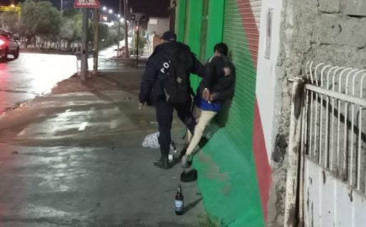 Dos jóvenes robaron y pelearon con el empleado de seguridad en un local de la Avda. Estados Unidos