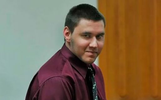 Mató a sus padres a martillazos, escondió los cuerpos y por la noche convocó a una fiesta descontrolada