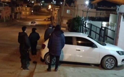 Un grupo de jóvenes vandalizó un auto y huyó con las partencias que habían en su interior