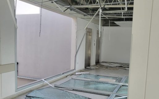 Por el viento se cayó parte del techo del Hospital Alvear