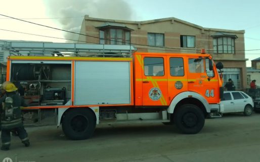Evacuaron a una familia y a los vecinos tras el incendio de una vivienda