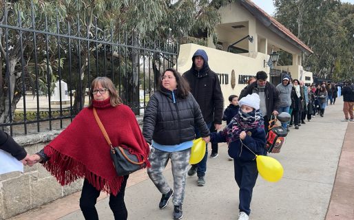 Abrazo simbólico: Padres de alumnos y ex alumnos en defensa del Liceo