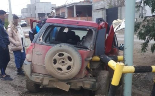 Perdió el control del auto y chocó contra una palma de luz