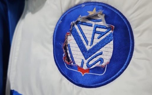 Un club de primera vendió camperas con los escudos de otro equipo