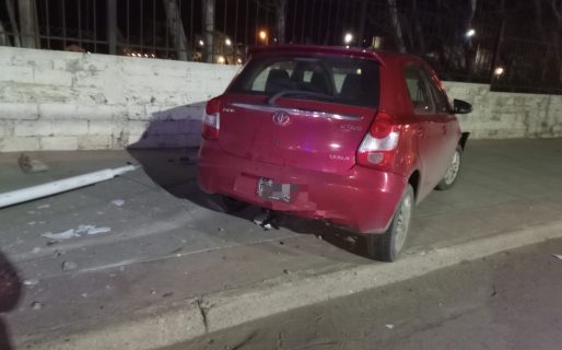 Borracho al volante chocó contra el paredón del Liceo: Tenía el carnet vencido y circulaba sin seguro