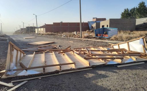 El viento voló una prefabricada y una garita en barrio Malvinas